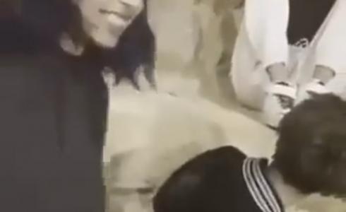 فيديو فتاة تعنف صديقتها يثير غضب السعوديين