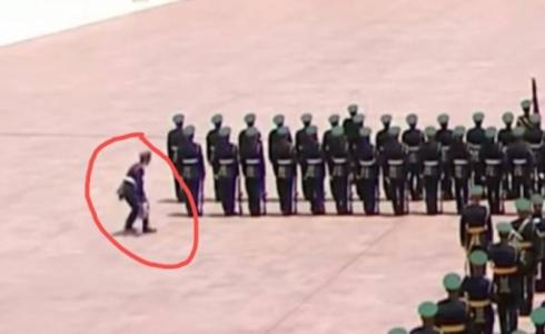 شاهد أحد أفراد حرس الشرف العماني كاد أن يسقط أثناء استقبال رئيس إيران