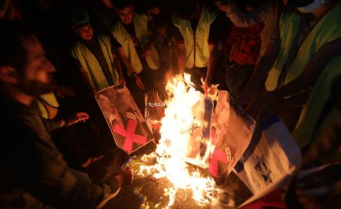 مسيرة غاضبة وسط القطاع احتجاجاً على إقامة مسيرة الأعلام