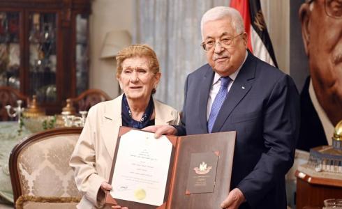 الرئيس عباس يمنح المناضلة سلوى الحوت ميدالية الإنجاز