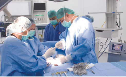 فريق طبي يجري عملية جراحية في مستشفى سليمان الحبيب