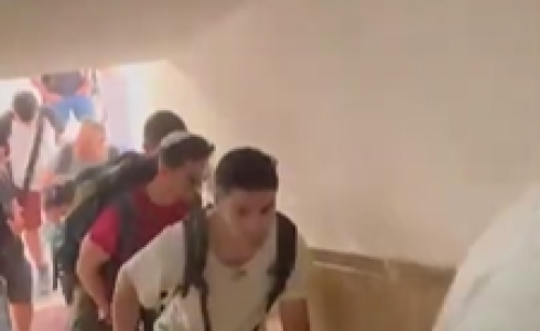 مجموعات مسلحة من المستوطنين تقتحم أحد البيوت في مدينة اللد