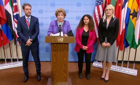 مندوبة جمهورية أيرلندا في الأمم المتحدة جيرالدين بيرن ناسون أثناء تلاوتها للبيان