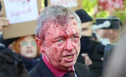 تعرض السفير الروسي لدى بولندا للرش بمادة حمراء