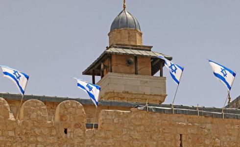الاحتلال يرفع العلم الإسرائيلي فوق الحرم الإبراهيمي