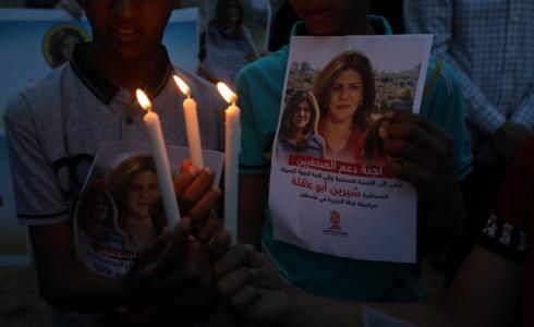 أضاءوا الشموع أمام مكتب الجزيرة بغزة