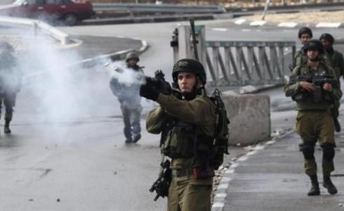 قوات الاحتلال الإسرائيلي تطلق قنابل الغاز تجاه العمال الفلسطنيين
