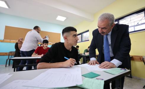 اشتية يتفقد قاعات امتحان الثانوية العامة