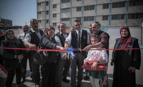 رئيس هيئة شئون موظفي الأونروا بن ماجيكودونمي ونائب مدير شئون الأونروا بغزة جينيفر أوستن