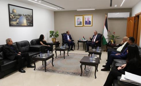 حسين الشيخ يستقبل عائلة الشهيدة شيرين ابو عاقلة