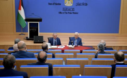 الرئيس عباس خلال مشاركته باجتماع مجلس الوزراء - أرشيف