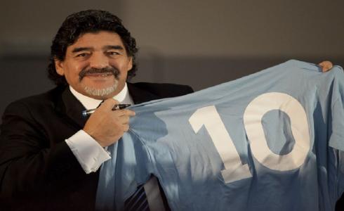 أسطورة كرة القدم دييغو أرماندو مارادونا