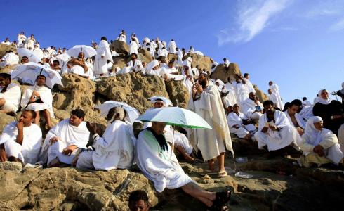 حجاج يقفون على صعيد عرفة