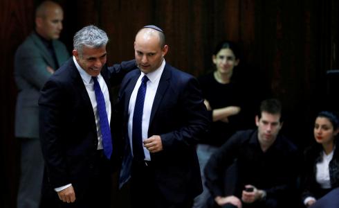 بينيت (يمين) بجانب رئيس الوزراء الإسرائيلي القادم يائير لابيد