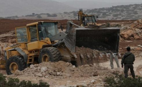 جرافات الاحتلال تغلق طرقاً فرعية في حزما شمال القدس