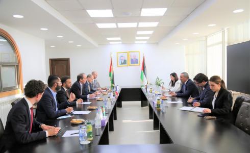 حسين الشيخ يبحث الأزمة المالية مع وفد من الخارجية الفرنسية