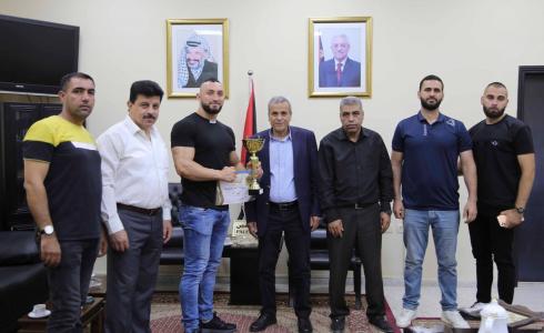 محافظ قلقيلية يكرم بطل كمال الاجسام فضل عودة