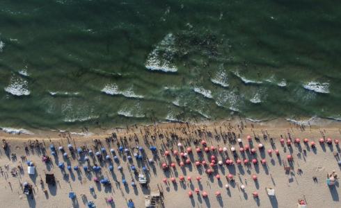 مشاهد جوية لاصطياف المواطنين على شاطئ بحر غزة اليوم