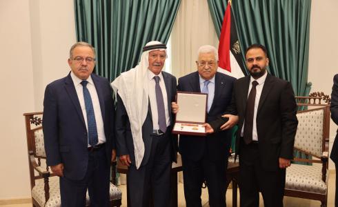 الرئيس عباس يمنح الراحل سعد المجالي نجمة الاستحقاق من وسام فلسطين