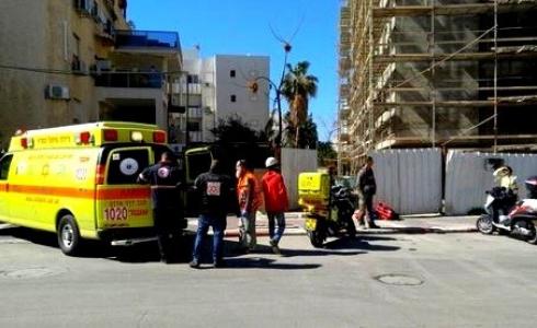 الطواقم الطبية تسعف العامل المصاب في رشة بناء جنوبي يافا