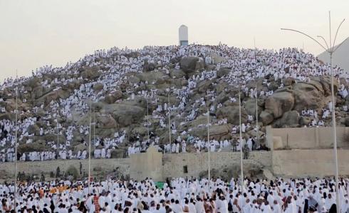 حجاج يؤدون مناسك الحج في جبل عرفة