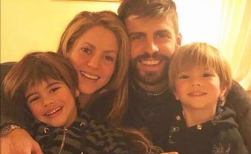 شاكيرا وبيكيه مع طفليهما- الصورة من حساب بيكيه على إنستغرام