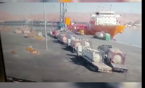 فيديو لحظة سقوط وانفجار صهريج الغاز السام في العقبة