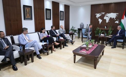 تفاصيل لقاء اشتية مع ممثل الاتحاد الأوروبي لدى فلسطين