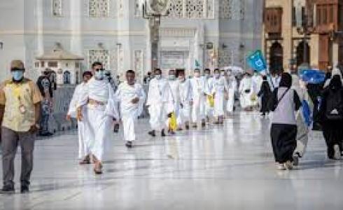 حجاج يؤدون مناسك العمرة