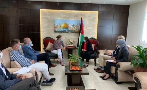 مي الكيلة برفقة اللجنة الدولية للصليب الأحمر