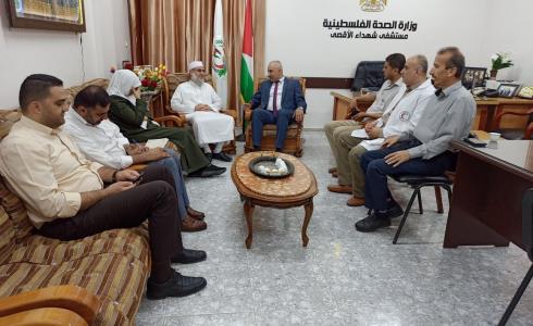 نواب الوسطى يناقشون قضايا المواطنين مع مدير عام مستشفى شهداء الأقصى