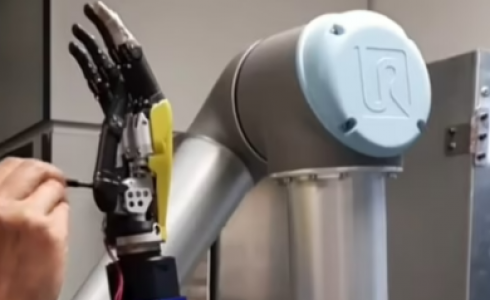 يد الروبوت بالجلد الصناعي