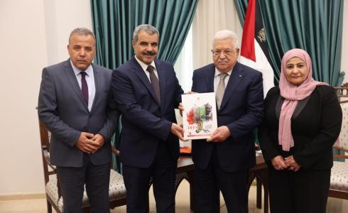 الرئيس عباس يتسلم التقرير السنوي لديوان الرقابة المالية والإدارية