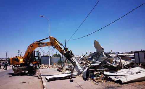 جانب من هدم آليات الاحتلال لمنشآت تجارية فلسطينية قرب حاجز الجلمة شمال مدينة جنين