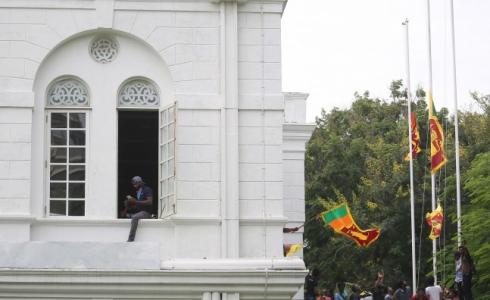 مشاهد من اقتحام المتظاهرين لمقر الرئاسة السريلانكية