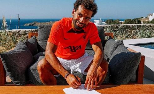 محمد صلاح يوقع عقده الجديد مع ليفربول