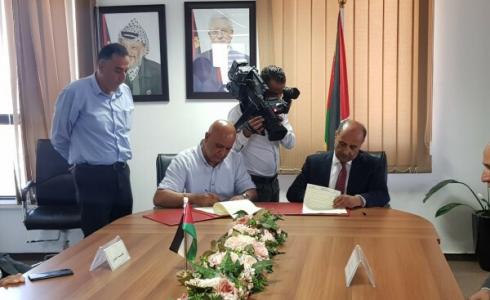 وزير الزراعة رياض عطاري أثناء توقيع اتفاقية لانشاء حديقة للمكفوفين في جنين