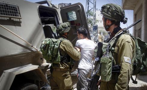 قوات الاحتلال تعتقل فلسطينيا - ارشيف