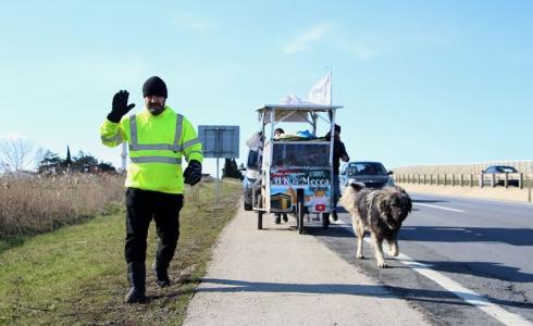 العراقي آدم محمد مقيم في بريطانيا يصل مكة مشيًا على الأقدام لأداء مناسك الحج