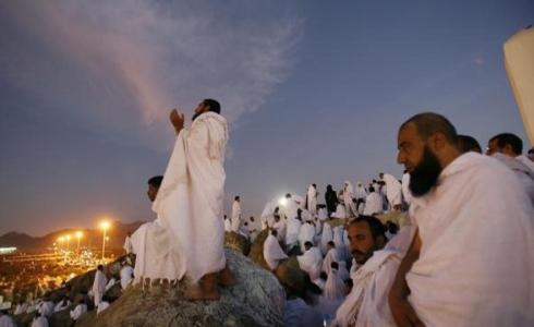 حجاج واقفون على صعيد عرفات
