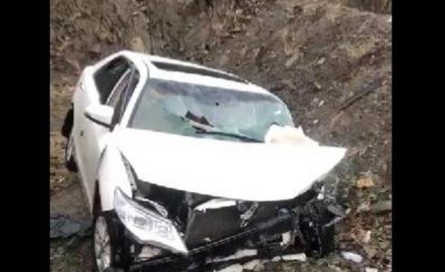 نجت عائلة سعودية من الموت بعد انجراف مركبتها من أعلى الجبال