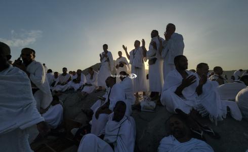 توافد حجاج بيت الله الحرام إلى مشعر عرفات في منظر مهيب