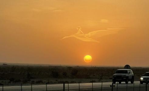 غيمة تشكلت على هيئة طفل يجلس على ظهر طير