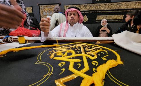 حجاج بيت الله يشاركون بمعرض يحاكي كسوة الكعبة المشرفة