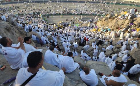 حجاج بيت الله يتوافدون إلى عرفات لأداء الركن الأعظم