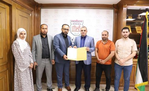 مركز شباب الأمة يوقع مذكرة تفاهم وتعاون مشترك مع بلدية خان يونس