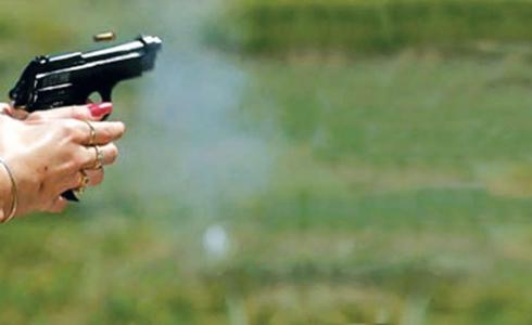 سيدة تطلق النار من مسدس