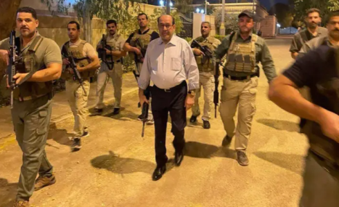 نوري المالكي وهو يحمل رشاشا في بغداد - ارشيف