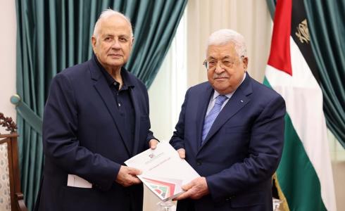 الرئيس عباس يتسلم التقرير السنوي للجنة الانتخابات المركزية