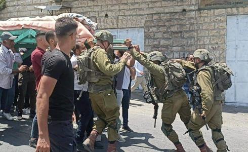 قوات الاحتلال تهاجم جنازة شقيقة أسير في الخليل